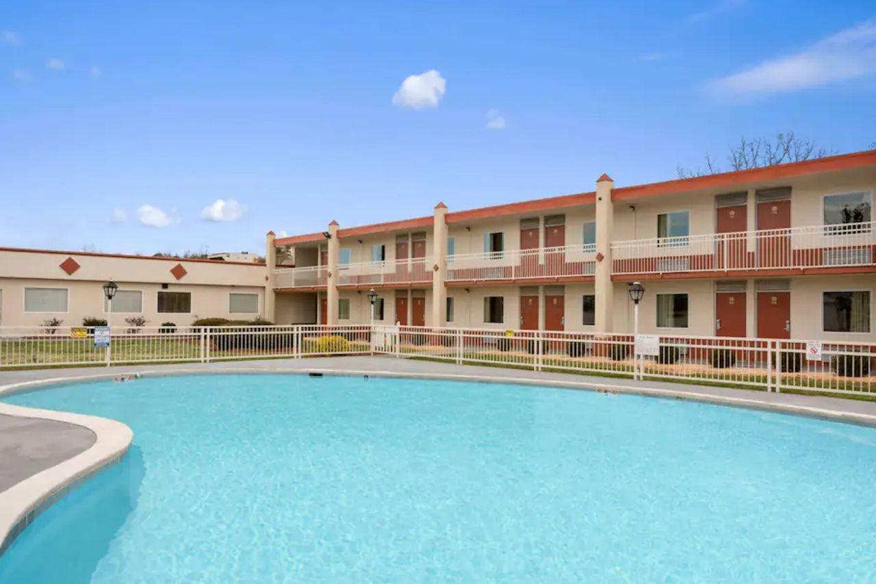 Days Inn By Wyndham Shelby Bagian luar foto