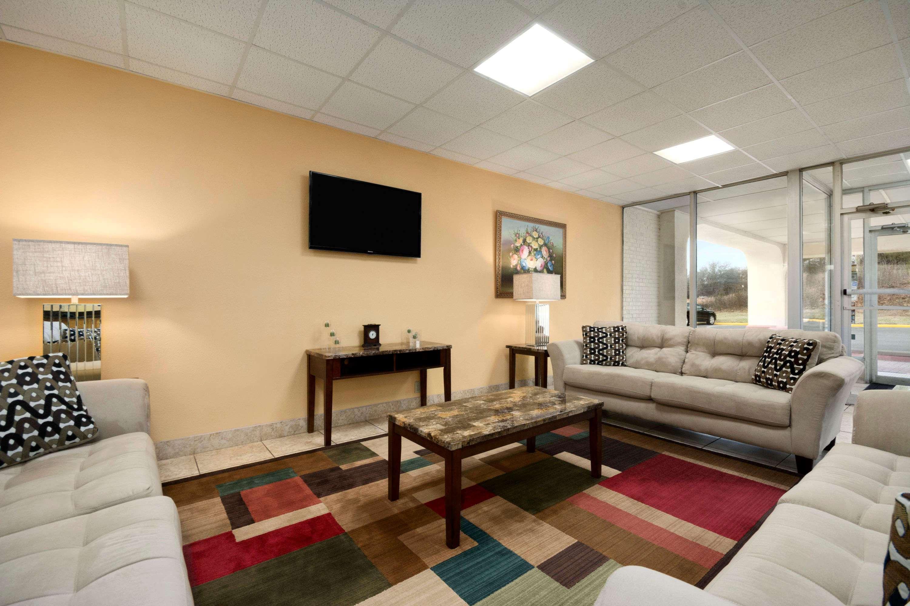 Days Inn By Wyndham Shelby Bagian luar foto