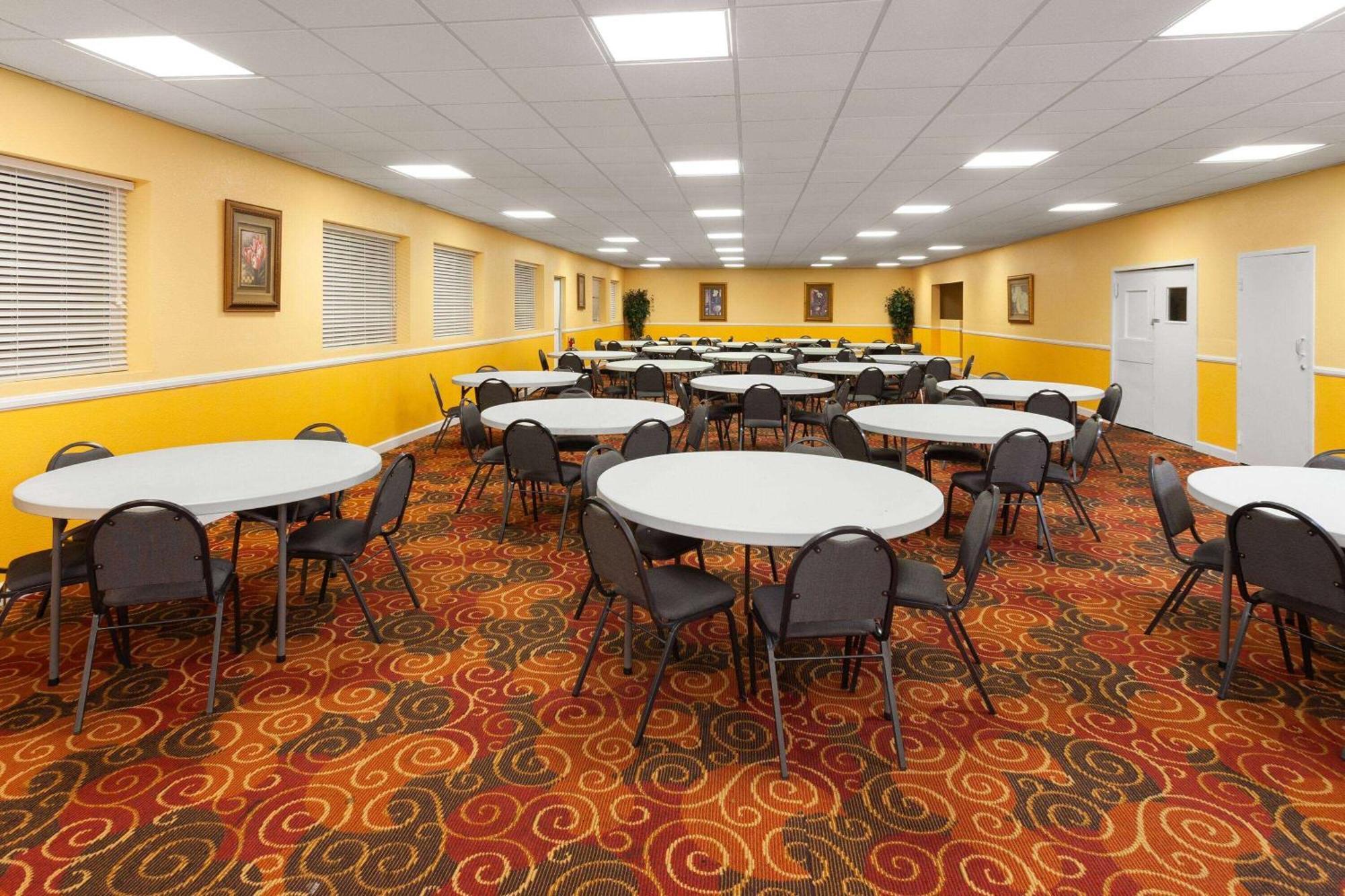 Days Inn By Wyndham Shelby Bagian luar foto