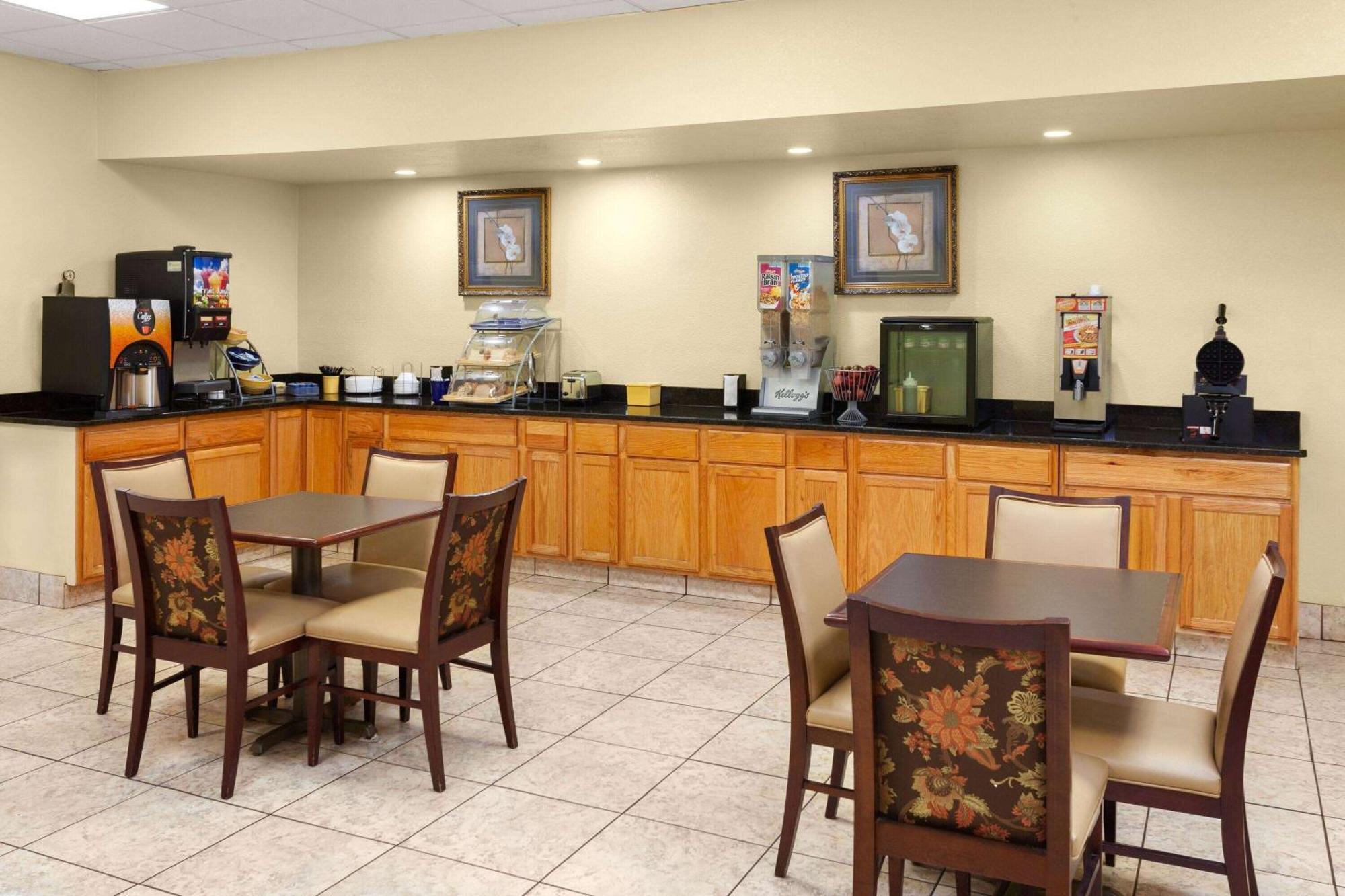 Days Inn By Wyndham Shelby Bagian luar foto