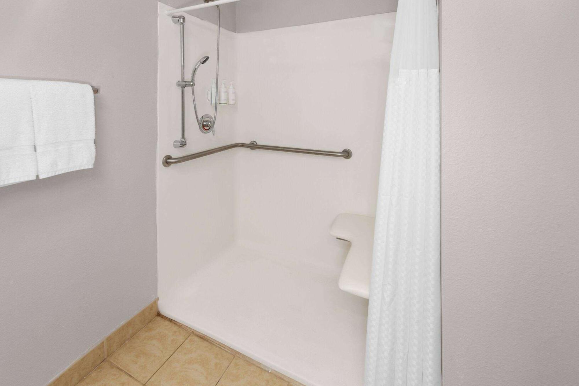 Days Inn By Wyndham Shelby Bagian luar foto