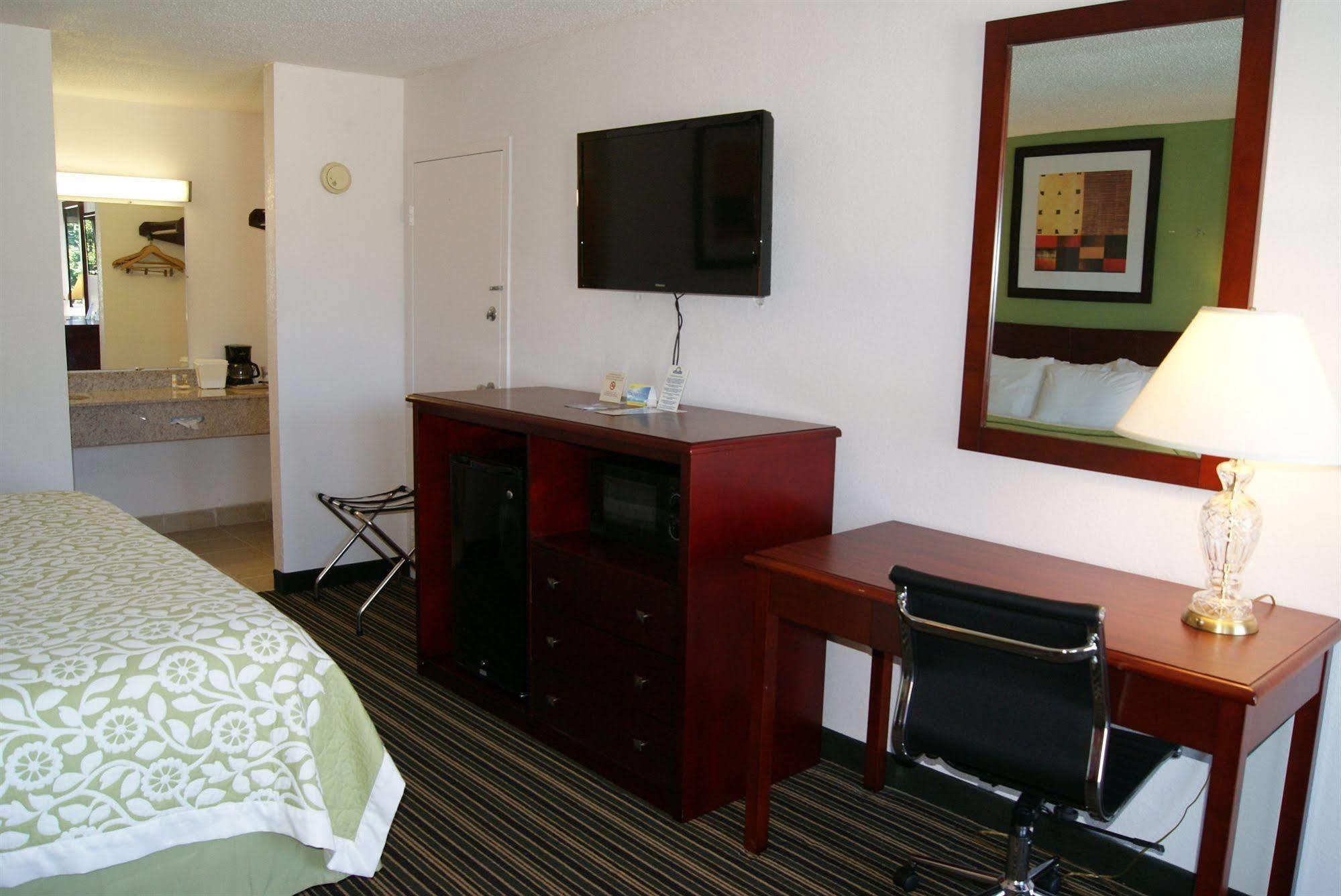 Days Inn By Wyndham Shelby Bagian luar foto