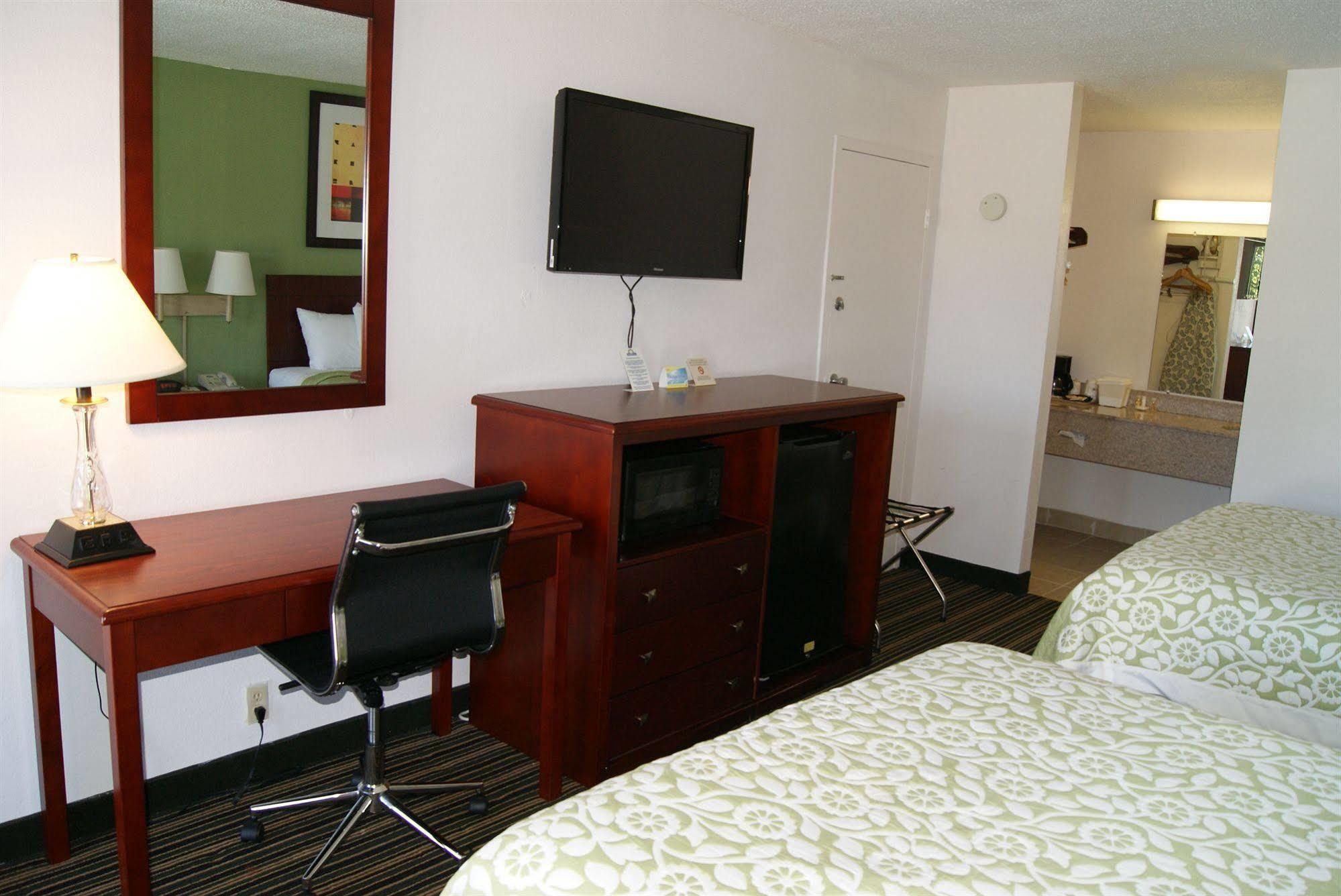 Days Inn By Wyndham Shelby Bagian luar foto