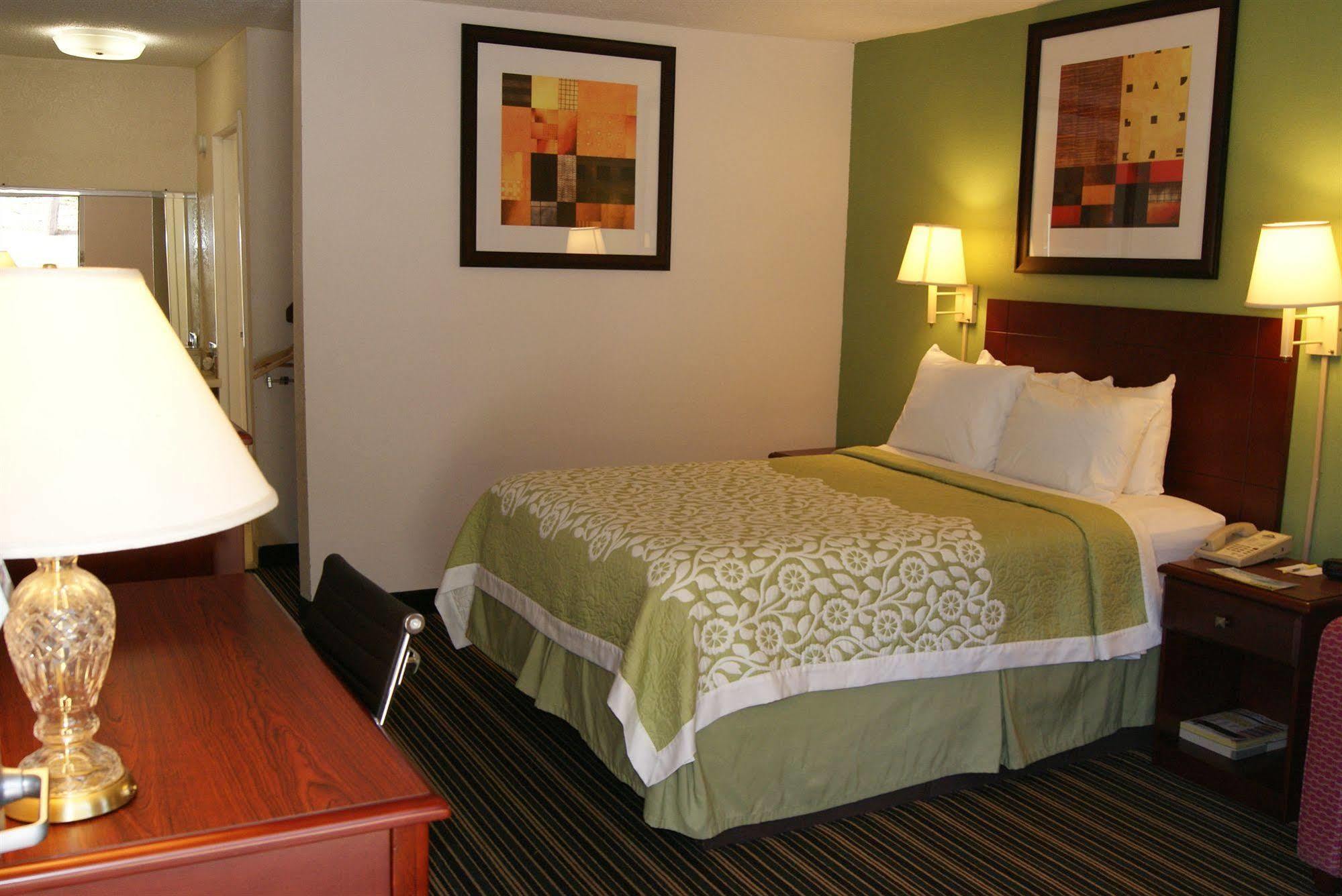 Days Inn By Wyndham Shelby Bagian luar foto
