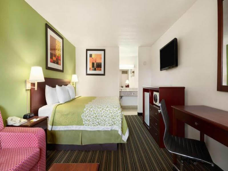 Days Inn By Wyndham Shelby Bagian luar foto