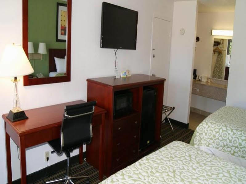 Days Inn By Wyndham Shelby Bagian luar foto