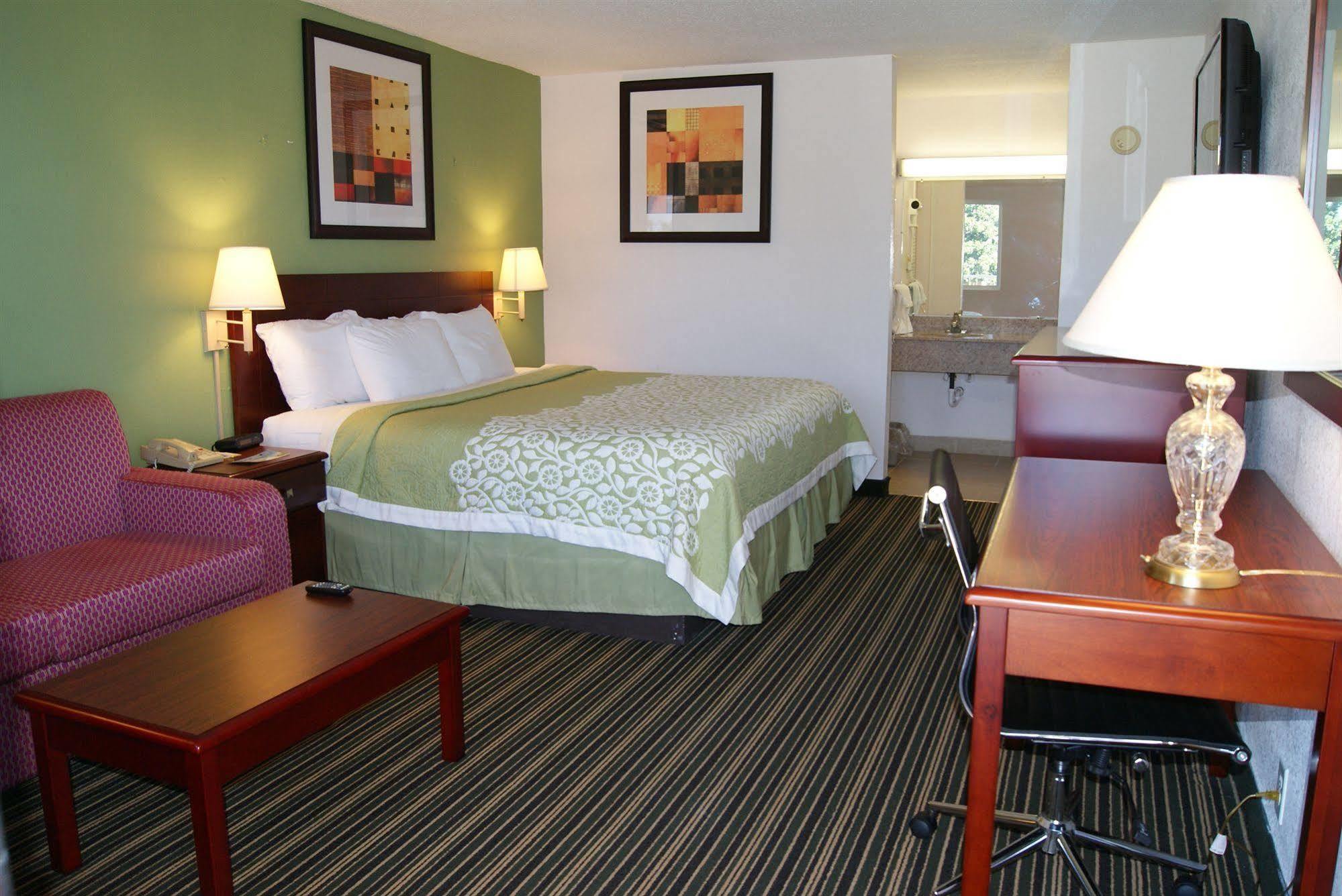 Days Inn By Wyndham Shelby Bagian luar foto