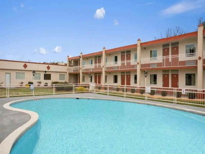 Days Inn By Wyndham Shelby Bagian luar foto